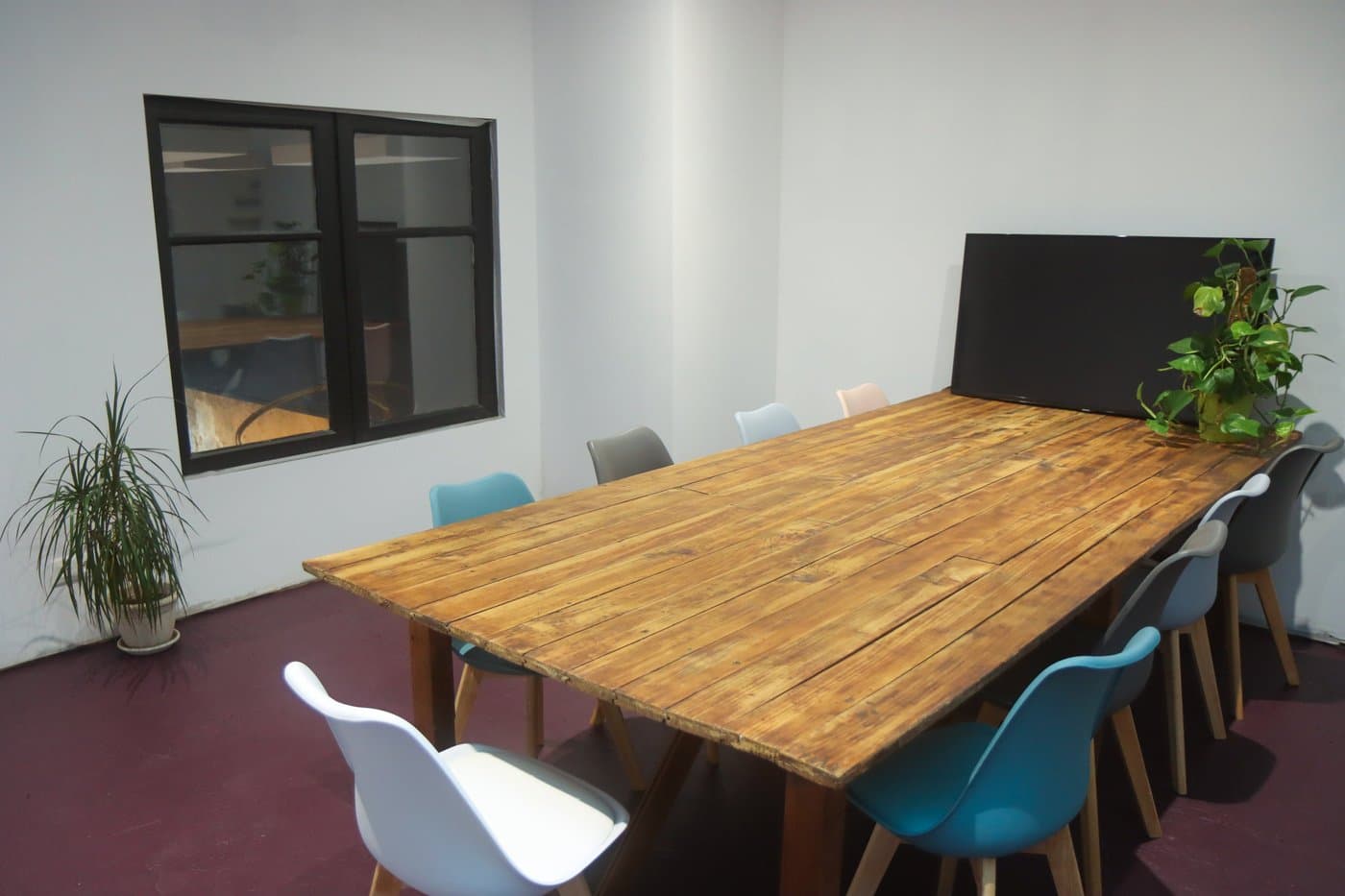 La salle de réunion de la Baleine à Bascule, grande table en bois massif