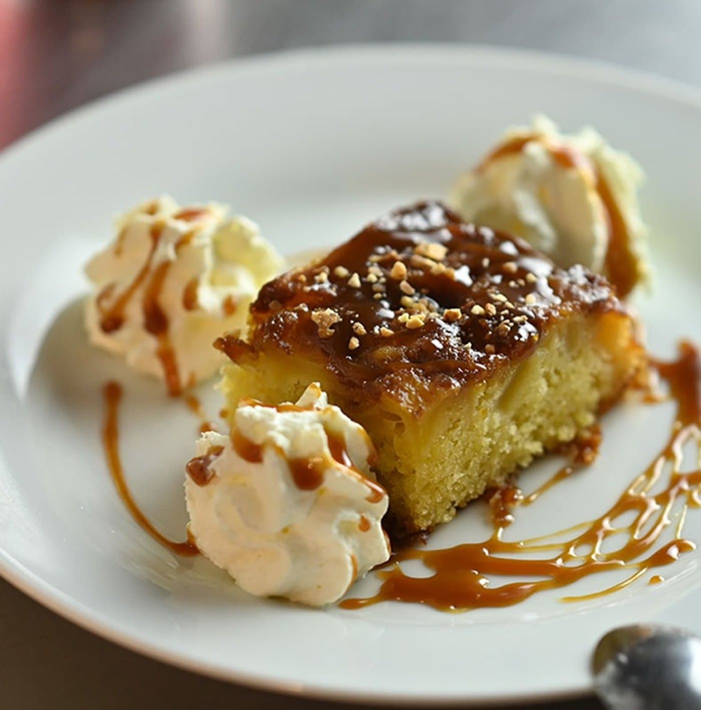 Gâteau aux pommes et caramel au beurre salé façon grand-mère