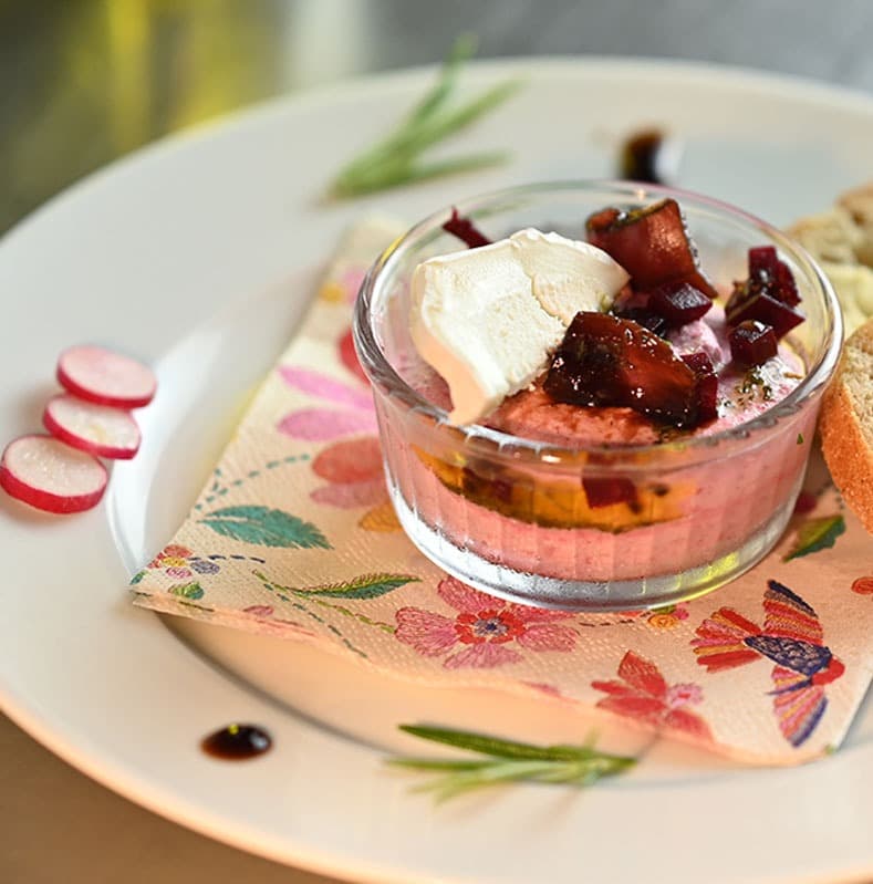 Mousse de betterave rouge au chèvre et huile d’aneth