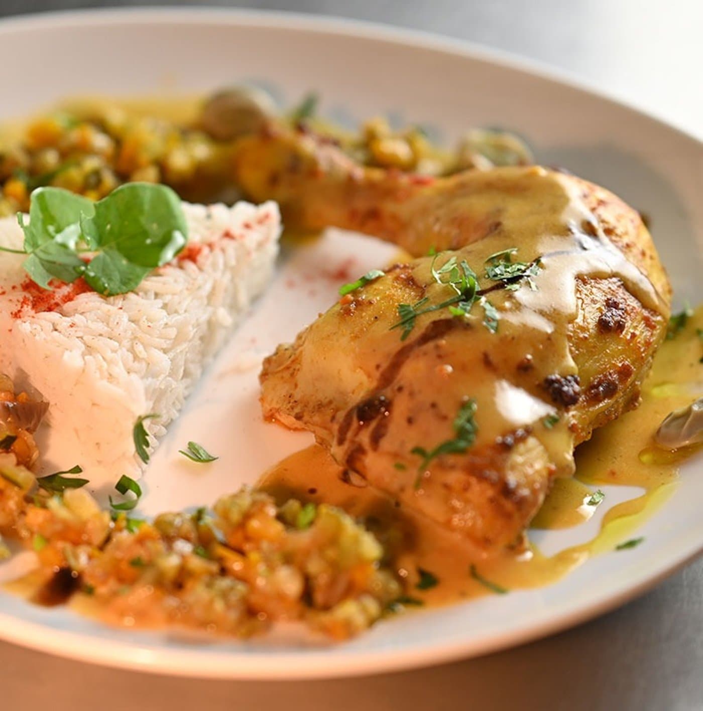 Cuisse de poulet fermier rôti au satay et aromates, riz basmati
