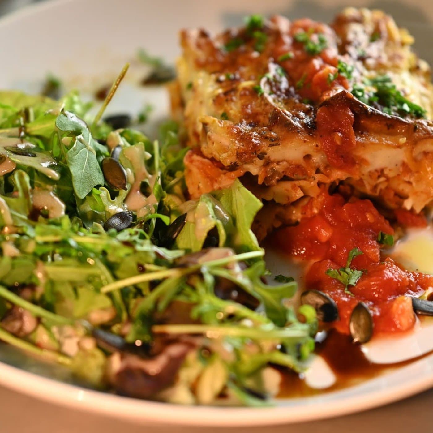 Lasagnes à la bolognaise, salade de roquette