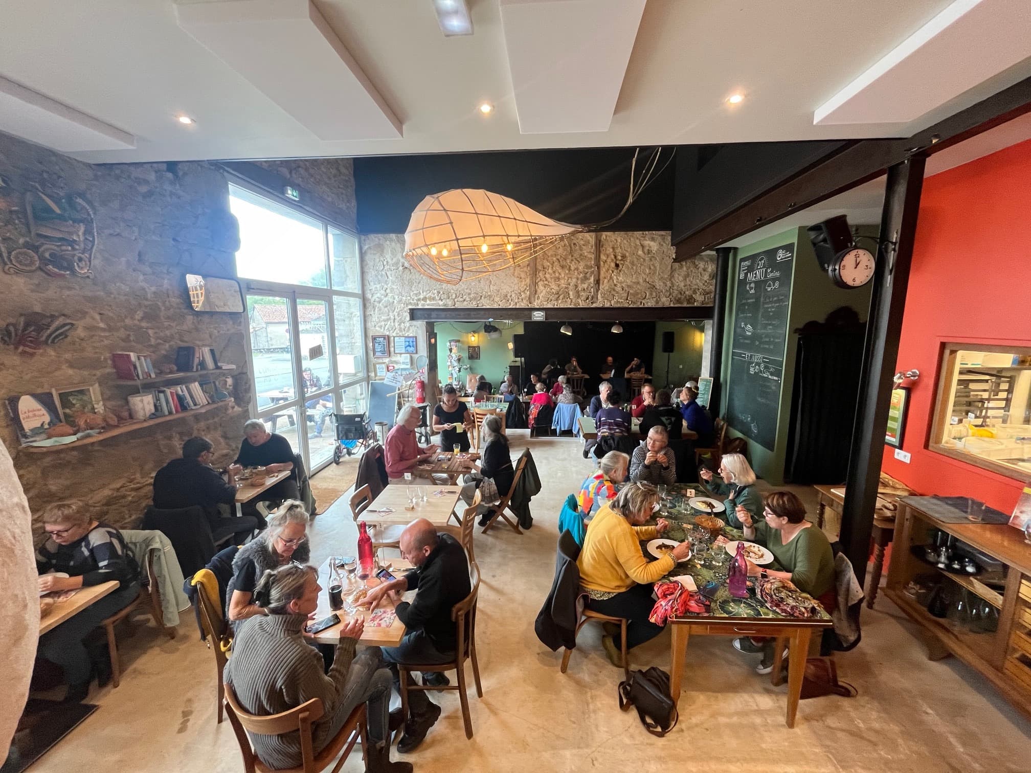 La salle de restaurant de la Baleine à Bascule pleine, un midi de service