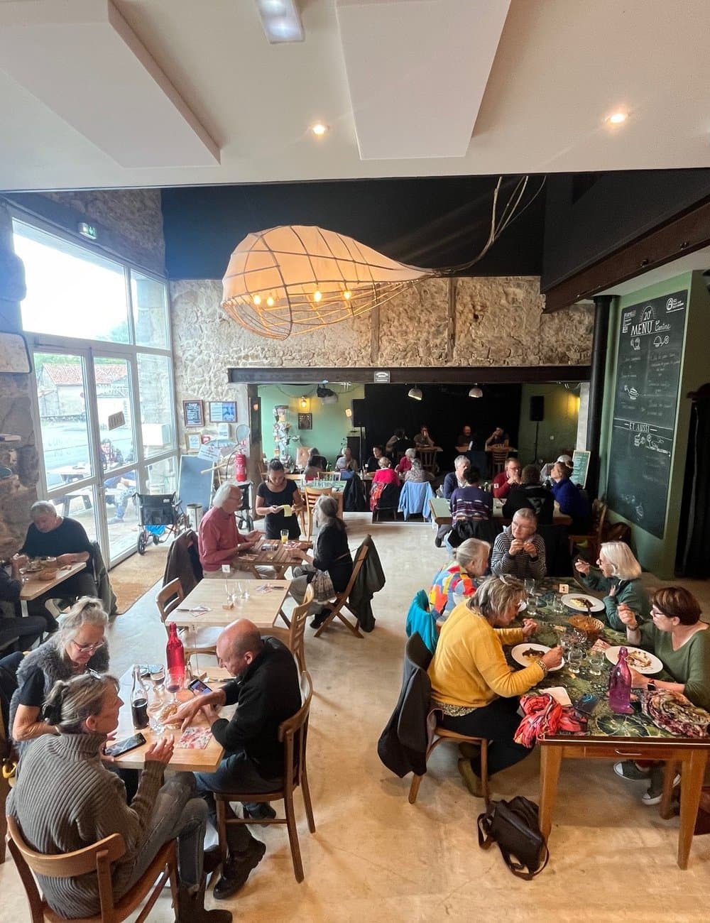 La salle du café restaurant de la Baleine à Bascule, un midi de service