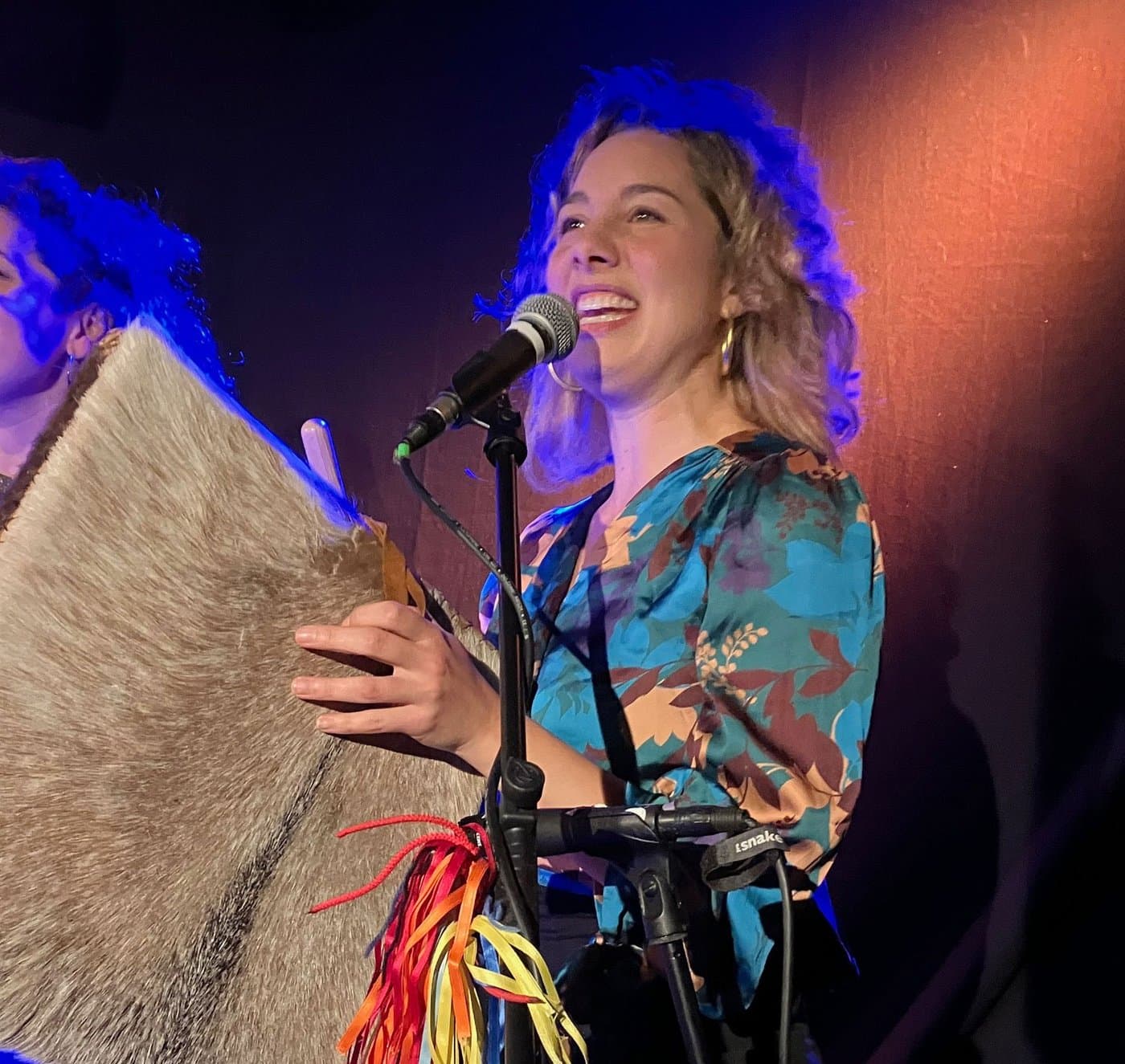 Une chanteuse au micro sur la scène de la Baleine à Bascule