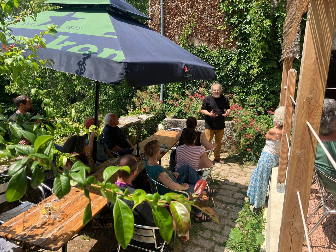 La Magic Terrasse de la Baleine à Bascule, vue sur le vallon et la tour de Piégut