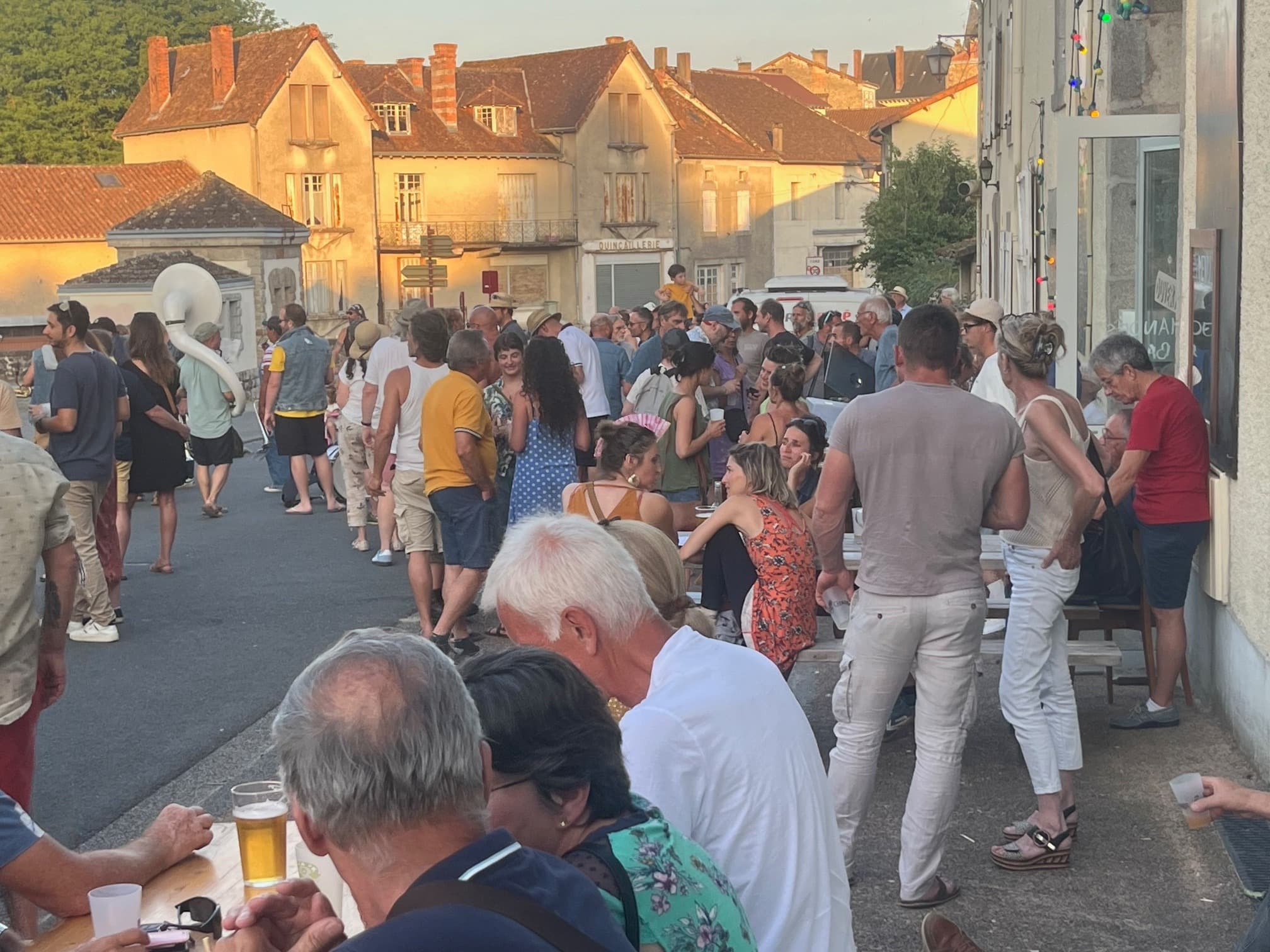 La rue devant la Baleine à Bascule remplie de monde, un soir de fête de la musique